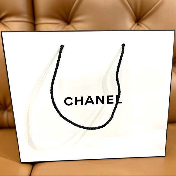 New!Stunning CHANEL Medium To large  Bag - Picture 3 of 5